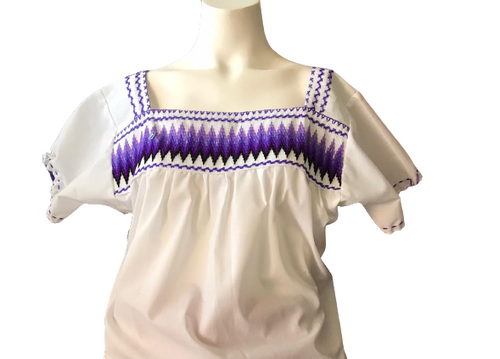 Reciosa blusa de popelina en manga corta bordada a punto de cruz

 en diferentes diseños y colores.

 