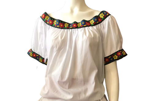 La blusa de la vestimenta típica de las mujeres campesinas de Tabasco es blanca y de mangas cortas. El cuello es cuadrado y cuenta con tiras bordadas con motivos de flores y animales. Se usa por los hombros y permite adaptar un escote.