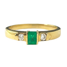 18K Yellow Gold - 0.24ct - Emerald & Round Cut Diamond Three Stone Ring