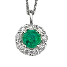 14K White Gold - 1.23ctw - Oval Cut Emerald & Diamond Halo Pendant & Chain (0.50ct)