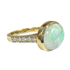 14K Yellow Gold - 4.18ct - Oval Cut Bezel Set Opal & Diamond Fashion Ring (0.20ct)