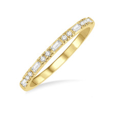 14K Yellow Gold - 0.15ct - Round & Baguette Cut Diamond Alternating Band