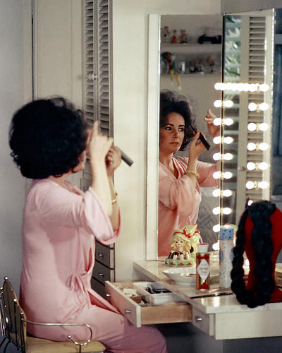 This is an image of Photograph & Poster of Elizabeth Taylor 284439