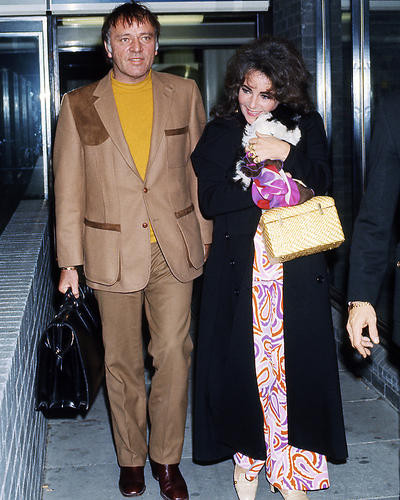 This is an image of Photograph & Poster of Elizabeth Taylor and Richard Burton 284875