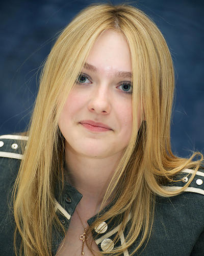 This is an image of Photograph & Poster of Dakota Fanning 285143