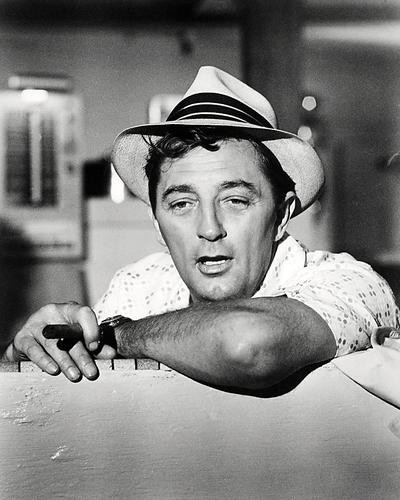 This is an image of Photograph & Poster of Robert Mitchum 196899