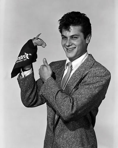 This is an image of Photograph & Poster of Tony Curtis 198789