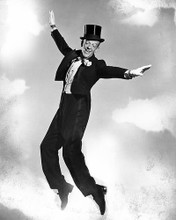 This is an image of Photograph & Poster of Fred Astaire 198871