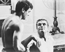 This is an image of 170293 Tony Curtis & Laurence Olivier Photograph & Poster