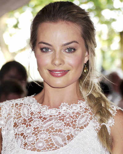 This is an image of Prints & Posters of Margot Robbie 204460