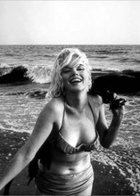 Marilyn Monroe beautiful pose in bikini walking on beach 5x7 inch photo
