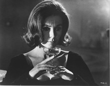 Jean Simmons enjoys martini original 8x10 photo 1969 The Happy Ending