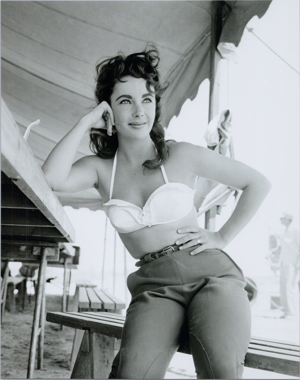 Elizabeth Taylor candid in white bra top & jeans on the set of