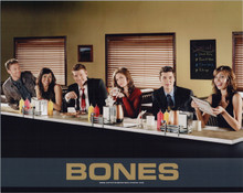 Bones TV series 2005 Emily Deschanel David Boreanaz & cast in diner 8x10 photo