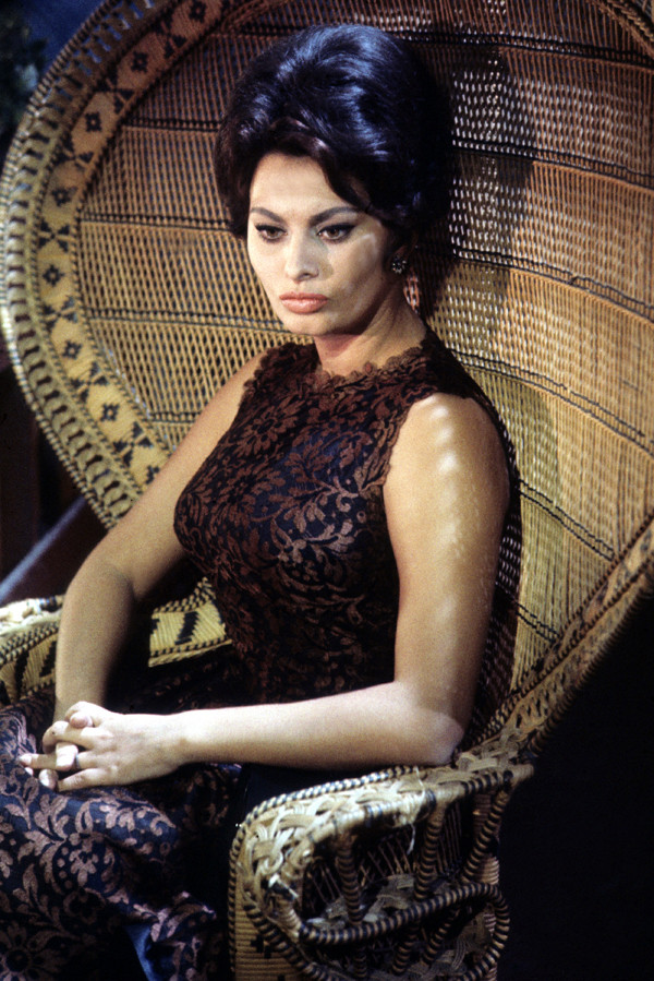 Sophia Loren Beautiful Pose In Black Dress Sat In Hanging Chair 1960s 8x10 Photo Moviemarket