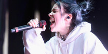 Billie Eilish in concert singing into microphone 8x10 photo