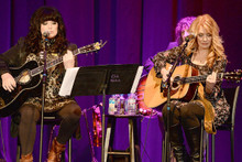 Heart recent 8x10 photograph Ann Wilson Nancy Wilson play guitars on stage