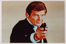 Roger Moore points gun in classic Bond pose The Spy Who Loved Me 8x10 photo