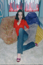 Linda Cardellini full length pose seated on bed 8x10 press photo