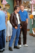 Happy Days Henry Winkler as Fonz Ron Howard as Richie in Arnolds 4x6 inch photo