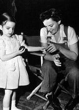 Judy Garland & daughter Liza Minnelli on movie set 5x7 inch photo