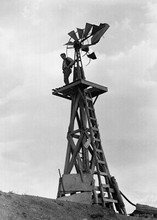 James Dean stands atop oil well drilling platform Giant 5x7 inch real photo