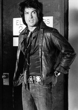 Warren Beatty cool pose in black leather jacket & jeans Shampoo 5x7 inch photo
