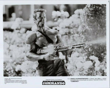 Arnold Schwarzenegger original 8x10 photo 1985 holding machine gun Commando