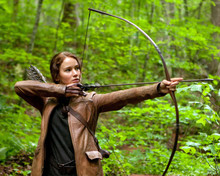 Jennifer Lawrence The Hunger Games 8x10 Photo Firing Bow And Arrow