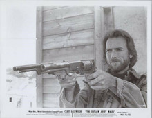 Clint Eastwood points two guns 1976 8x10 photo Outlaw Josey Wales