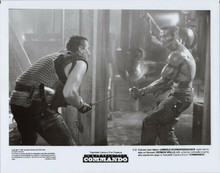 Commando 8x10 photo 1985 Arnold Schwarzenegger Vernon Wells fight scene