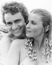 10 1979 Dudley Moore smiles as he embraces Bo Derek 8x10 inch photo