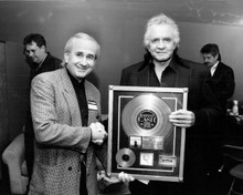 Johnny Cash receives platinum sales award American Recordings 1994 8x10 photo