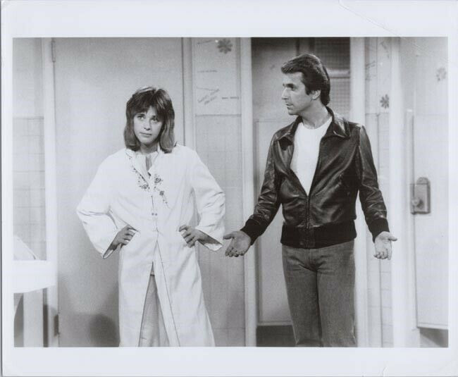 Happy Days TV Henry Winkler as Fonz Suzi Quatro as Leather Tuscadero 8x10  photo - Moviemarket