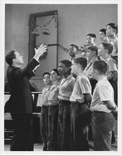 Going My Way TV series 1962 original 7x9 photo Gene Kelly conducts choir