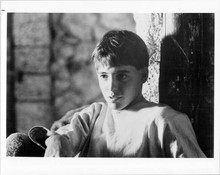 Matthew broderick sits in barn original 8x10 inch photo Ladyhawke