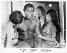That Man Bolt 8x10 inch original photo Fred Williamson with girls