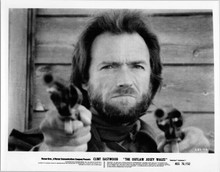 The Outlaw Josey Wales original 8x10 inch photo Clint eastwood points guns
