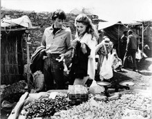 Two People original 8x10 inch photo Lindsay Wagner Peter Fonda in Morocco market