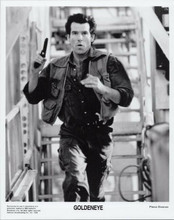 Pierce Brosnan 1998 original 8x10 photo running as James Bond in Goldeneye