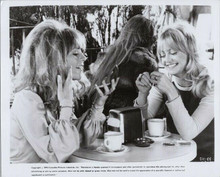 Shampoo original 1975 8x10 photo Julie Christie Goldie Hawn have coffee together