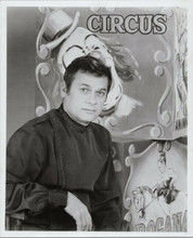 Tony Curtis poses next to circus display in black tunic original 8x10 photo