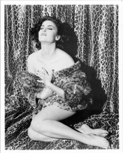 Sherilyn Fenn strikes 1950's style glamour pose wrapped in fur 8x10 photo