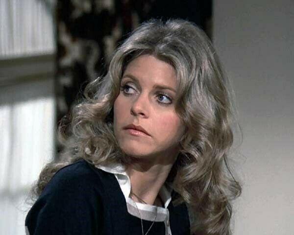 Lindsay Wagner looks over her shoulder as The Bionic Woman 8x10 inch photo  - Moviemarket