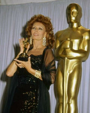 Sophia Loren holds her Honorary Academy Award 1991 poses for cameras 8x10 photo