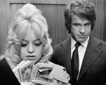 Dollars The Heist 1971 Goldie Hawn examines cash Warren Beatty 8x10 inch photo