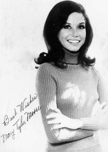 Mary Tyler Moore smiling as Mary Richards with facsimilie autograph 5x7 photo