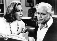 Mary Tyler Moore Show Mary confronts Ted Knight as Ted Baxter 5x7 inch photo