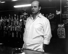 Peter Boyle in white shirt & apron behind bar Friends of Eddie Coyle 8x10 photo