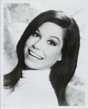 Mary Tyler Moore smiling studio portrait as Mary Richard 8x10 photo MTM Show